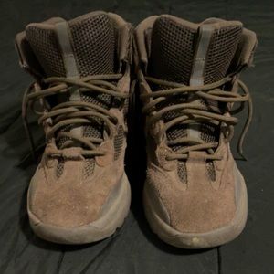 Yeezy boots oil size 11 don’t know why it say 12